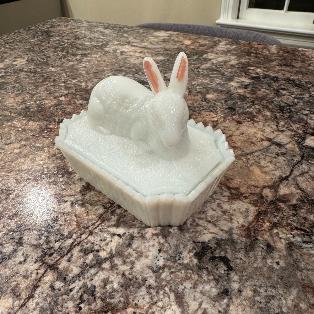 Vintage Westmoreland Milk Glass covered dish featuring a Rabbit on the lid - Picture 2 of 5